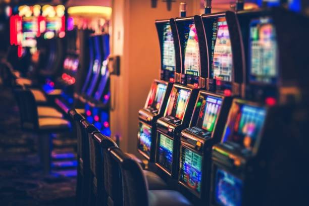 Payment method logos including DANA, OVO, GoPay, ShopeePay, LinkAja, QRIS, and Indonesian bank logos on lagunabet login platform